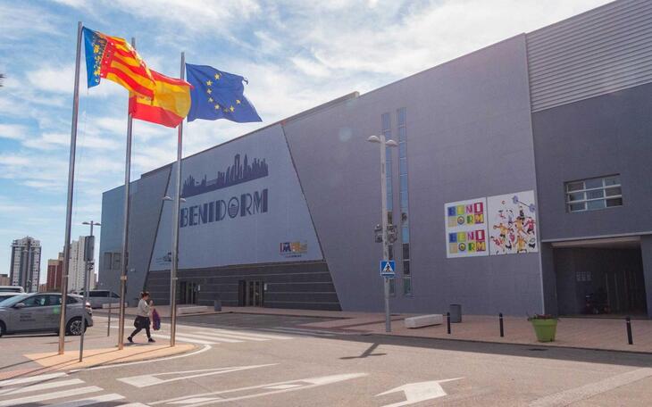 Benidorm recibe 271.474 euros de la Diputación para sufragar el gasto de energía eléctrica del Ayuntamiento y el Palau d’Esports en 2022
